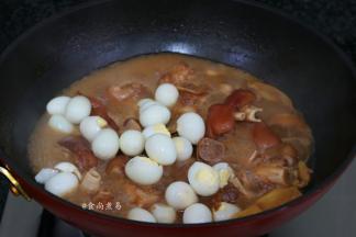 煮至汤汁剩下少许，加上鹌鹑蛋拌匀，继续焖煮至汤汁收干，盛起即可
