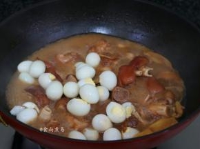煮至汤汁剩下少许，加上鹌鹑蛋拌匀，继续焖煮至汤汁收干，盛起即可