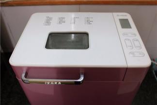 面包机通电，遮上盖子，选择和面功能，调成15分钟