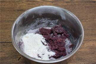 紫薯泥本身有甜味不用加糖，加上50克面粉揉成团就可以了