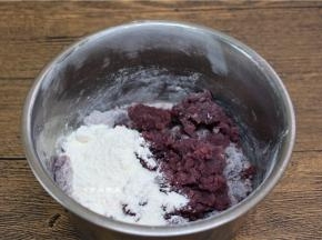 紫薯泥本身有甜味不用加糖，加上50克面粉揉成团就可以了