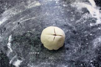 封口朝下，搓圆，在面皮上面划上十字刀，我太温柔了，刀痕不够深，不够好看