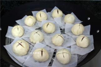 蒸锅里添上水，包好的馒头依次放入蒸笼里，垫上油纸或底部刷一层油均可，遮上锅盖，让馒头自然发酵至体积变大，体态丰盈
