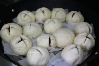 打开小火蒸上汽后，再调成大火蒸15分钟即可