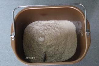 将制作面条的所有食材倒入面包桶内、面包机通电，遮上盖子，选择和面程序和面结束后，取出面团，用保鲜袋包好面团，静置30分钟左右