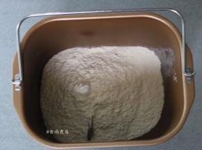 将制作面条的所有食材倒入面包桶内、面包机通电，遮上盖子，选择和面程序和面结束后，取出面团，用保鲜袋包好面团，静置30分钟左右
