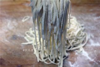 切成均匀的细丝、将切好的面条抓松散，再撒一些干粉，防止起团