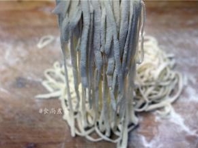 切成均匀的细丝、将切好的面条抓松散，再撒一些干粉，防止起团