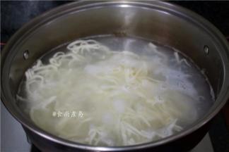 烧开适量水，水沸腾时放入面条、大火煮至面条浮起来