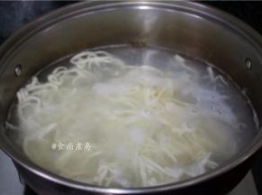 烧开适量水，水沸腾时放入面条、大火煮至面条浮起来