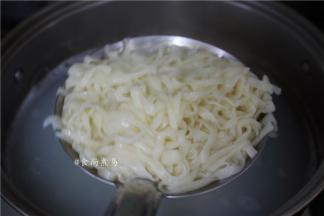捞起，冲一下凉开水，沥干放进碗里，等待配菜