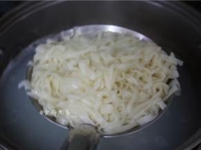 捞起，冲一下凉开水，沥干放进碗里，等待配菜