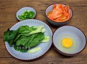 准备配菜：番茄洗净、去皮切片，小白菜洗净切段，小葱洗净切碎，鸡蛋打散