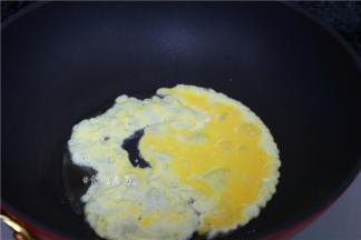 热锅倒油，鸡蛋煎成蛋皮，盛起待用