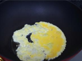 热锅倒油，鸡蛋煎成蛋皮，盛起待用