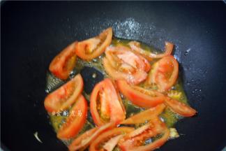 原锅倒入番茄煸炒出沙，倒入少量清水，大火煮开