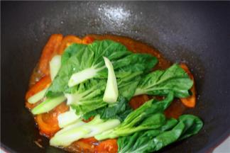 倒入小白菜煮软，调入盐、少许香油