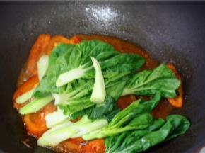 倒入小白菜煮软，调入盐、少许香油