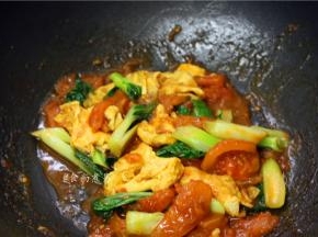 倒入鸡蛋拌匀，铲起铺在面条上面、撒上葱花即食