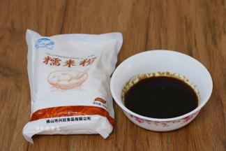 备好糯米粉，糖浆提前熬好，也可以直接放入红糖兑清水，倒进糯米粉里混合均匀