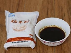 备好糯米粉，糖浆提前熬好，也可以直接放入红糖兑清水，倒进糯米粉里混合均匀