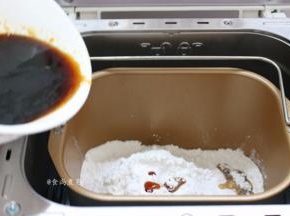 糯米粉倒进面包桶内，加上糖浆、因为糖浆太浓，倒入适量清水稀释一下
