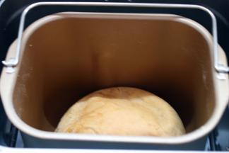 年糕做好后，戴上隔热手套取出面包桶