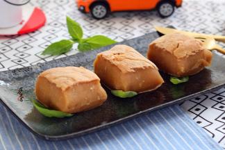 倒在案板上，切块即食，吃不完用保鲜袋盛起放入冰箱保鲜，第二天蒸一蒸或煎一煎继续食用