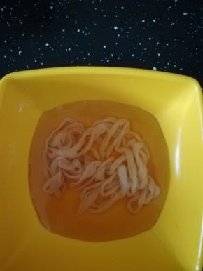 羊肠衣料酒浸泡半个小时。