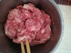 准备好肉馅。