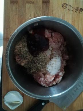 把所有的材料都加入肉馅中。往一个方向搅拌。
