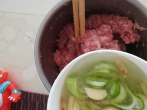 边搅拌边加入葱姜水。搅至上劲。