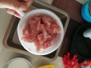 把肉馅装入灌肠器中。