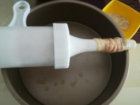 把肠衣穿上来。就可以开始罐了。