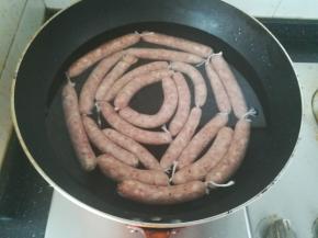 冷水下锅，中火烧水至微开，转小火煮大约十五分钟。水不能沸腾。