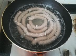 等腊肠浮上来就可以了。