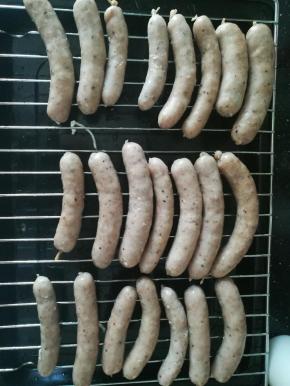 放在烤架上晾干水分，然后想吃就可以煎烤随意。不吃的话，放入冰箱保存。