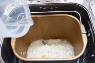 将面粉倒进面包机桶内，加上清水