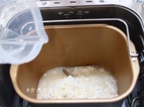 将面粉倒进面包机桶内，加上清水