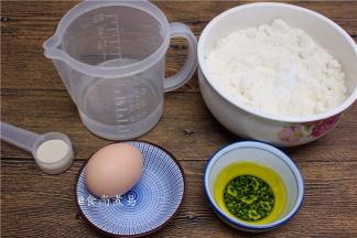 称量好所有食材【我用的餐包粉里混合了糖分的，所以不用额外加糖了。如果没有餐包粉，就直接用高筋面粉代替，要另外加10—20克糖和面粉搅拌】