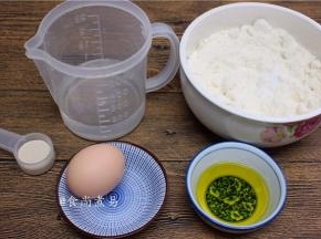 称量好所有食材【我用的餐包粉里混合了糖分的，所以不用额外加糖了。如果没有餐包粉，就直接用高筋面粉代替，要另外加10—20克糖和面粉搅拌】