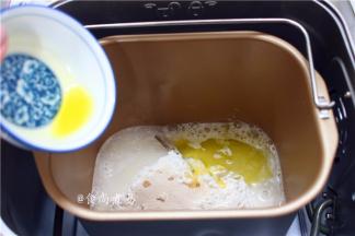 倒入橄榄油、盐、酵母粉