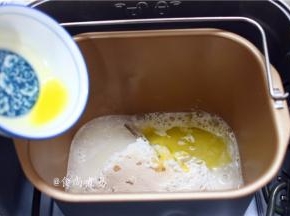 倒入橄榄油、盐、酵母粉