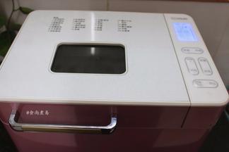 遮上盖子，通电，选择甜面包功能键，启动即可，安心睡觉去