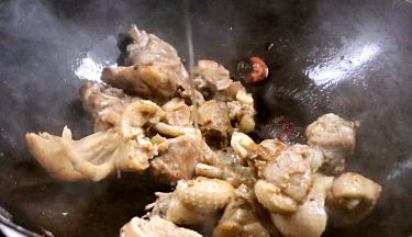 倒入啤酒，炒至出香味