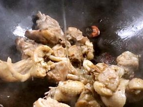 倒入啤酒，炒至出香味