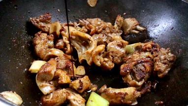 淋入酱油，炒至上色