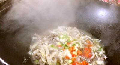 撒上葱末和红椒末即可