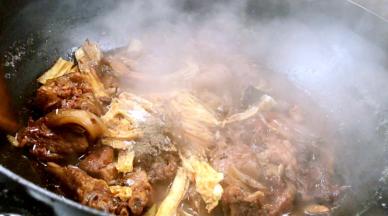 调入盐、胡椒粉、味精拌匀即可