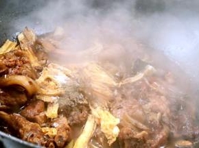调入盐、胡椒粉、味精拌匀即可